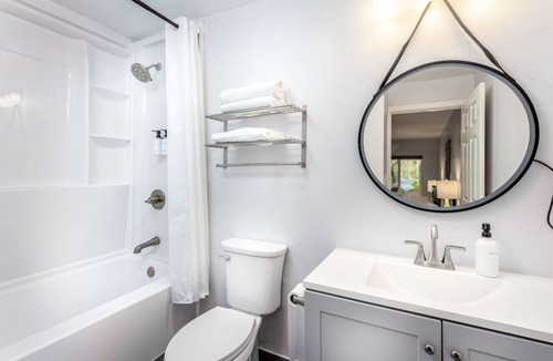Kaweah House | Tranquil Riverfront Studio