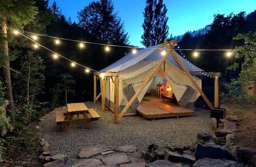 Idleyld Park RV Rental | Tranquil Umpqua National Forest Accommodation Ideal for a Getaway in Oregon