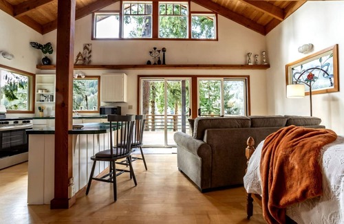 Sedro-Woolley House | Tranquil Waterfront Cabin on Cain Lake for a Cozy Glamping Getaway in Sedro-Woolley, WA