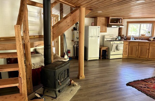 Jacksonville House | Tranquil Woodland Cabin Getaway with Cozy Indoor Fireplace in Jacksonville, Oregon