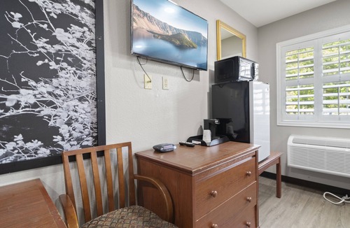 Medford Hotel | Travelers Inn Medford