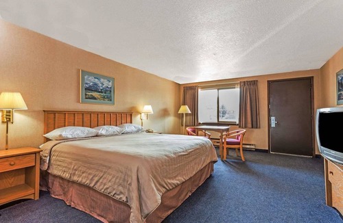 Halsey Hotel | Travelodge by Wyndham Pioneer Villa