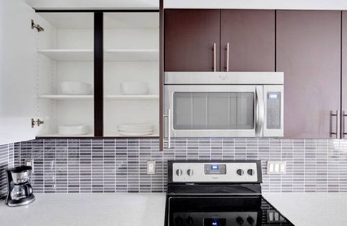 West Bellevue Apartment | Trendy Bellevue 1BR w/Gym & Roof Lounge, easy commute, by Blueground