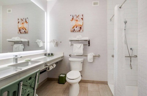 Pasco Hotel | Tri‑Cities 2 Queen Room w/Breakfast, Gym & Pool