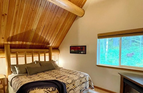 Packwood Cabin | Tri-level, 9 guest, 4 bedroom, 2 bathroom home with hot tub and game room.