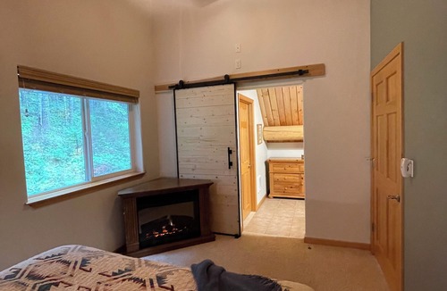 Packwood Cabin | Tri-level, 9 guest, 4 bedroom, 2 bathroom home with hot tub and game room.