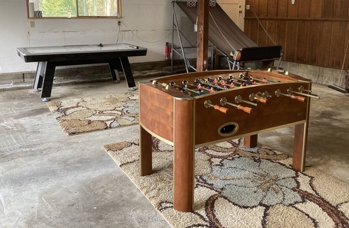 Coffee Creek Ski Chalet | Trinity Alps & Lake Family Chalet with Game Room