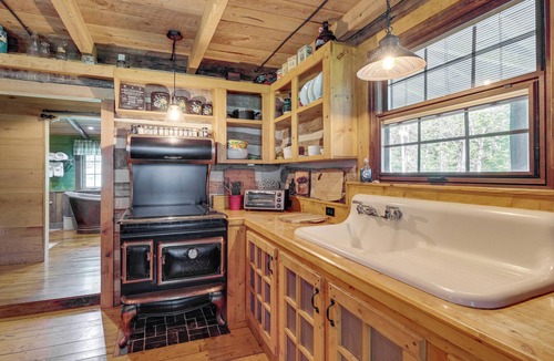 Peaks Cabin | Trout Stream Access! Rural Buchanan Cabin