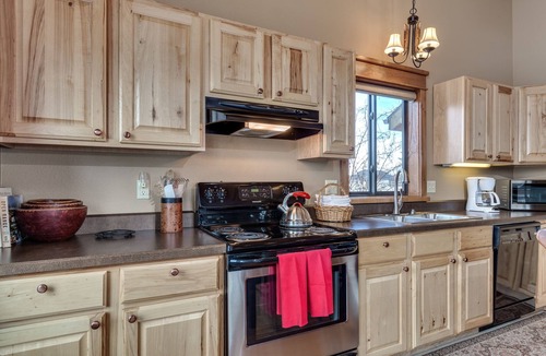 Bozeman House | TroutChasers Cabin ~ Priv. River Access, 10 Min. to Hot Springs, 45 Min. to Ski