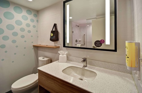 Sterling Heights Hotel | Tru by Hilton Sterling Heights Detroit