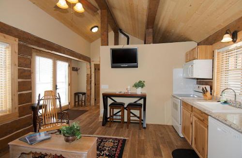 Island Park House | True Grit Adventure by KABINO Dogs OK FirePit Satellite WiFi Sleeper Sofa Perfect Location Rustic Modern