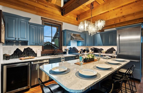 Whitefish Ski Chalet | True Ski In/Out + Steps to Chair 3 + Hot Tub + Treehouse Magic + PS5