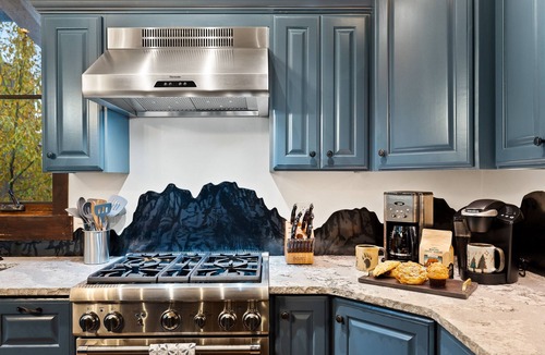 Whitefish Ski Chalet | True Ski In/Out + Steps to Chair 3 + Hot Tub + Treehouse Magic + PS5