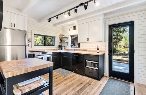 Bend Cabin | Tumalo Falls Modern Cabin Boulder House Bend