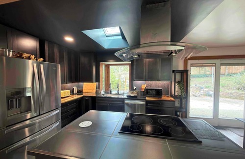 Lynnwood House | Turnkey Luxury 3BR + Office AC & EV Charger Near Edmonds College