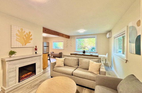 Paradise Estates House | Twilight Forest Retreat HotTub+Firepit+Wildlife Near Mt. Rainier Entrance