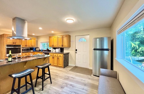 Paradise Estates House | Twilight Forest Retreat HotTub+Firepit+Wildlife Near Mt. Rainier Entrance