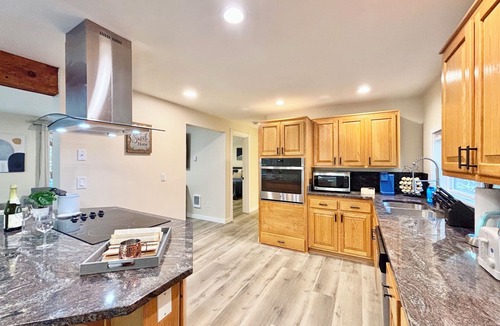 Paradise Estates House | Twilight Forest Retreat HotTub+Firepit+Wildlife Near Mt. Rainier Entrance