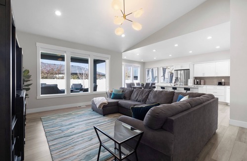 Twin Falls House | Twin Falls Modern Retreat