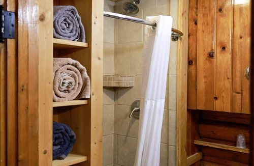 Dubois Cabin | Twin Pines Lodge & Cabins