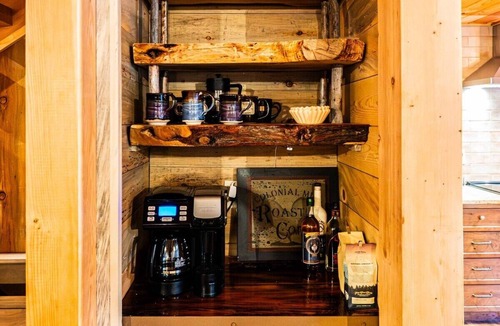 Black Butte Ranch House | Twisted Pines Retreat | Sleeps 13 | Chef's Kitchen