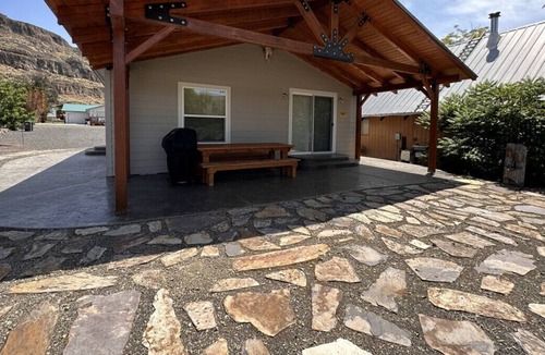 Sunland Estates House | Two bedroom house in United States of America, Quincy