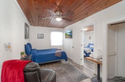 Roseburg Cabin | Two Bedroom Queen Suite- Historic Lodge on the North Umpqua River