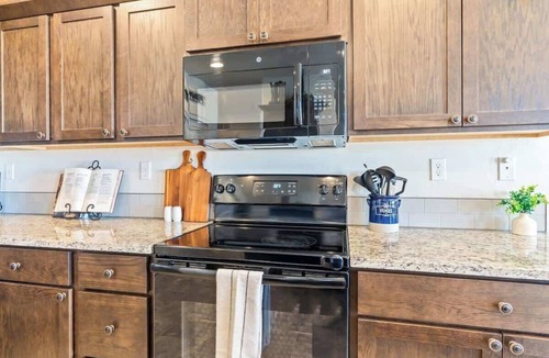 Caldwell House | Two Caldwell Homes Near Boise | Hot Tub & Game Room | Sleeps 20