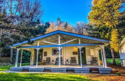 Longview Cottage | Two Colorful Suites incl. with Sauna and BBQ - Unique Northwest Vacation Rentals
