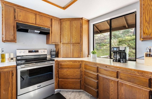 Grants Pass House | Two Living Spaces Private Downstairs Suite