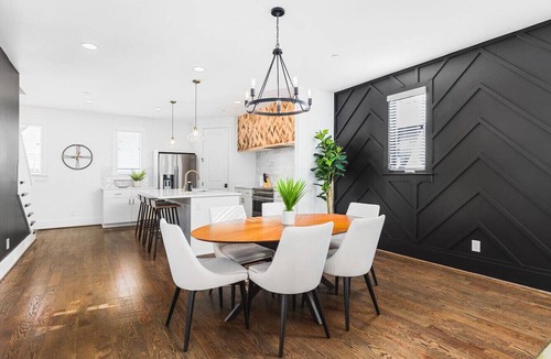 Edgehill Apartment | TWO Neighboring Homes - Sleeps 24 - Walk to 12 South