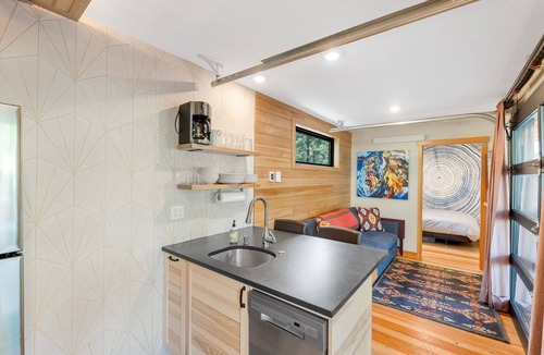 McCall House | Two Pines - Unique container home w/hot tub - Downtown - Trailer Parking - Pet friendly