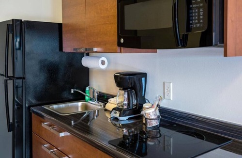Jamestown Hotel | Two Queen Beds + Kitchenette – Ideal for Families, Groups & Long Stays