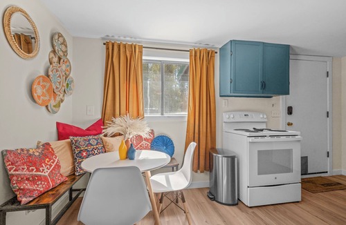 La Pine Cottage | Ultimate Getaway ~ Hot tub ~ Sauna ~ Fire pit ~ Sun room ~ Mins from hwy & town