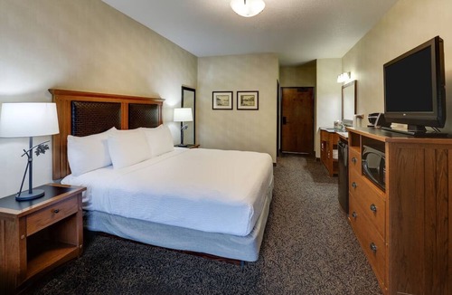 Sioux City Hotel | Ultimate Relaxation: 1 King Bed near Riverfront Park with Heated Pool