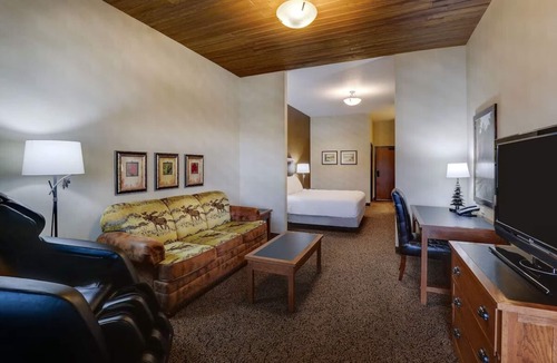 Sioux City Hotel | Ultimate Relaxation: 1 King Bed near Riverfront Park with Heated Pool