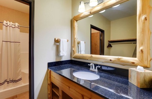 Sioux City Hotel | Ultimate Relaxation: 1 King Bed near Riverfront Park with Heated Pool