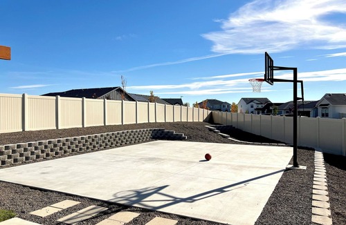 Nampa House | Ultimate Sports & Relaxation Retreat – Private Courts & Large Yard