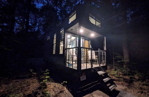Bellaire Cabin | Ultra Modern Tiny Home with AC Full Kitchen and Laundry near Torch Lake