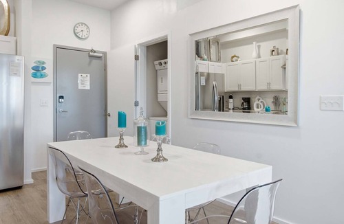 Edgehill Condo | Ultramodern Condo in Luxury Complex with WiFi, Patio, Seasonal Pool, & WD
