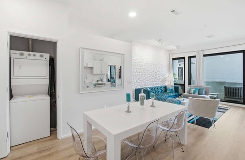 Edgehill Condo | Ultramodern Condo in Luxury Complex with WiFi, Patio, Seasonal Pool, & WD
