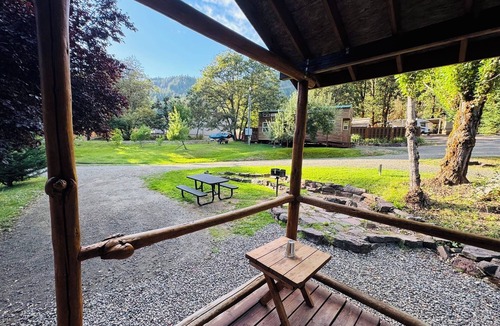 Idleyld Park Cabin | Umpqua National Forest Cabin #3 – Near Crater Lake & Umpqua Hot Springs