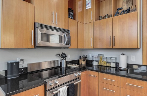 Hood River House | UNBEATABLE LOCATION! Downtown Hood River Loft with Views, Pet Friendly