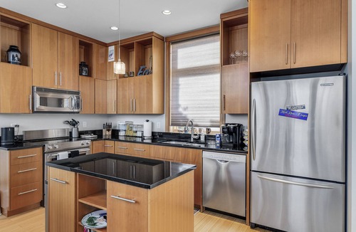 Hood River House | UNBEATABLE LOCATION! Downtown Hood River Loft with Views, Pet Friendly