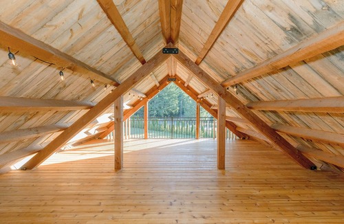 Washougal Cabin | Unique Cabin with family size living & huge covered deck area