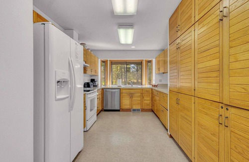 Sunriver House | Unique, spacious, private deck, HT, great room