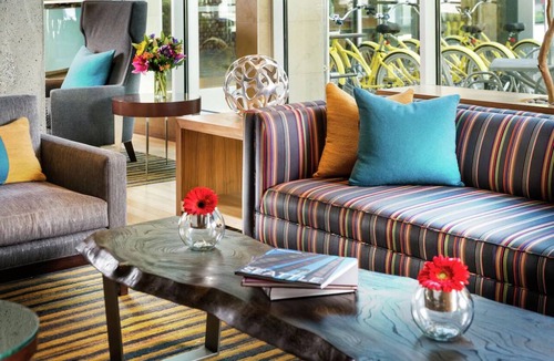University District Hotel | University District Stay | 1 King Bed | Near Roosevelt Way