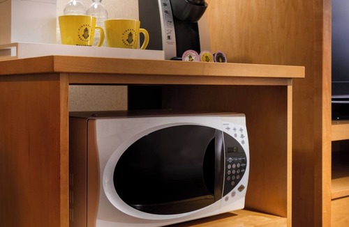 University District Hotel | University Inn King Room, Complimentary Bikes, Near Husky Stadium