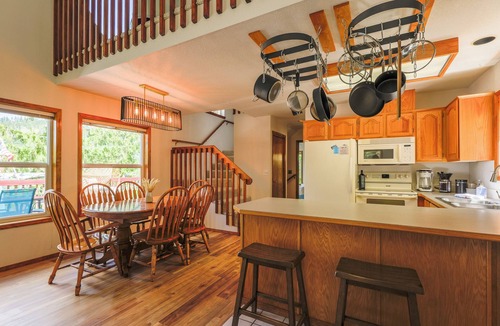 Bayview House | Unplug and reconnect with nature - book your stay and wake up to the lake's magic!
