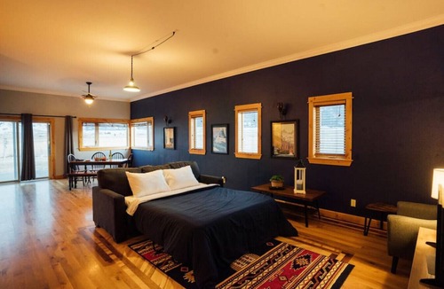 Pray House | ★ Unwind ★ Historic Pray Homestead | Ace Location!